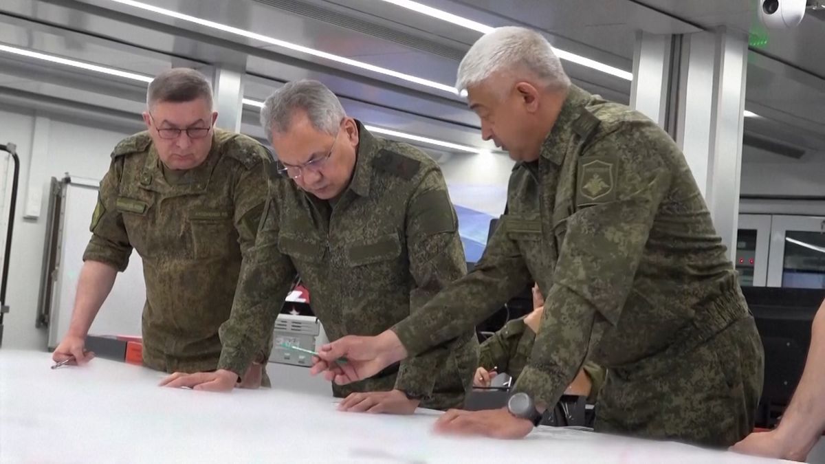 Rusové po vzpouře wagnerovců ukazují Šojgua v akci: Zamířil na frontu chválit vojáky
